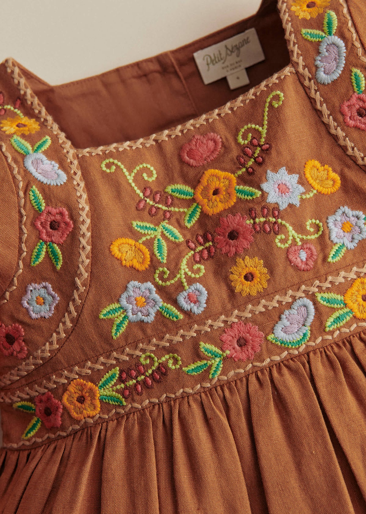 Robe Lisha - Broderie Contrastée Fond Marron