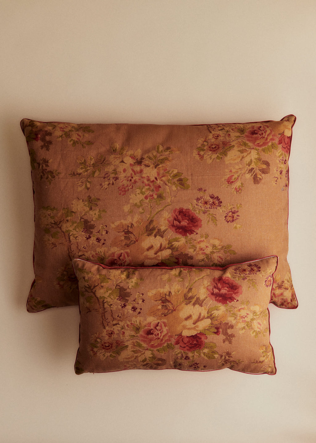 Coussin vintage velours blush - Petit modèle - Imprimé Roses Anciennes Fond Ocre