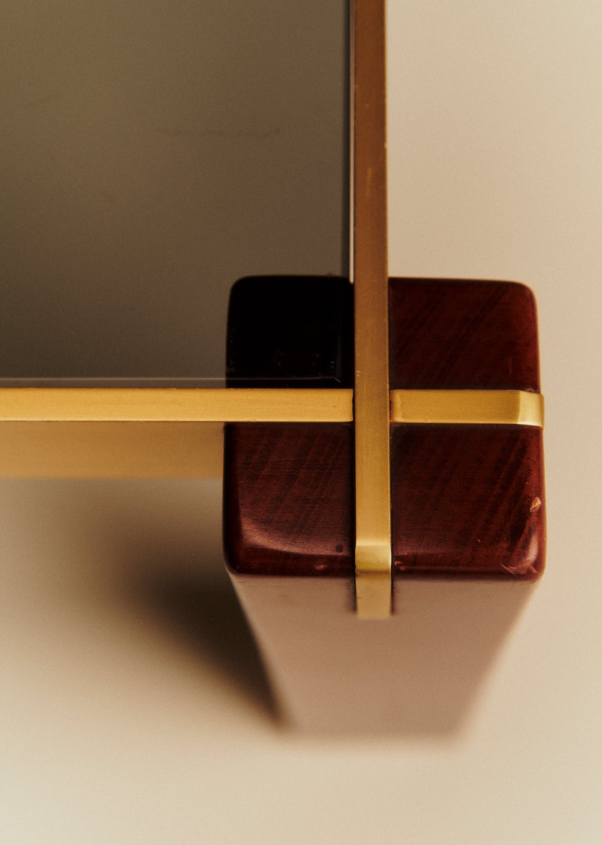 Table basse vintage carrée laiton, bois et verre fumé - Laiton et Bois
