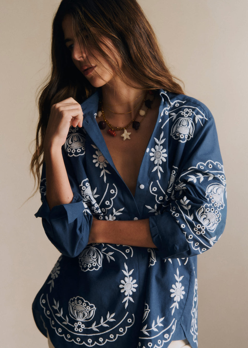 Chemise Maxy - Broderie Contrastée Ecru Fond Bleu Ardoise