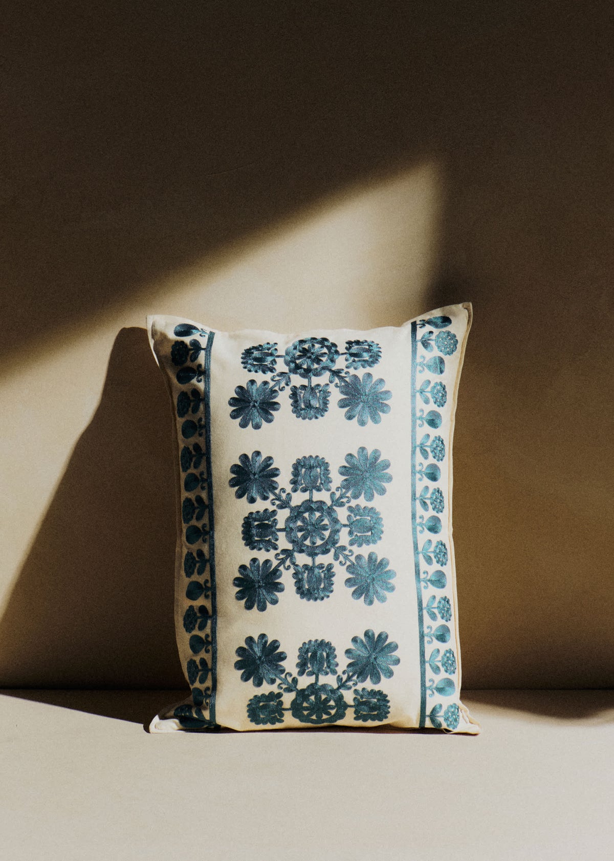 Coussin Brodé - Grand modèle - Le Printemps des Fleurs - Bleu orage