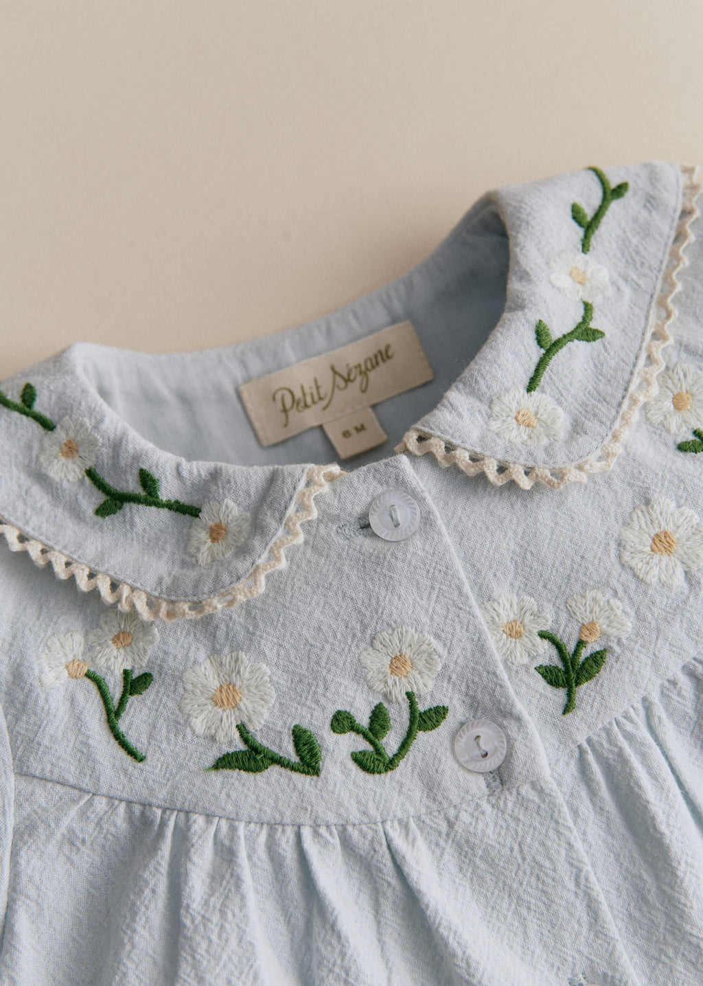 Chemise Bertille - Broderie Contrastée Marguerite Fond Bleu Ciel