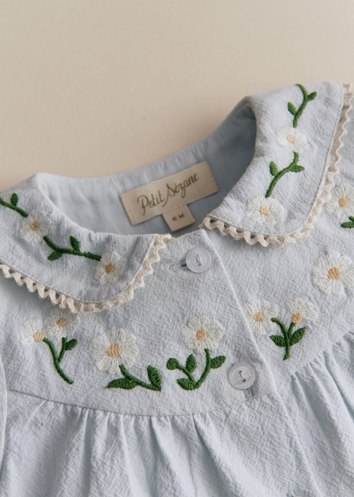 Chemise Bertille - Broderie Contrastée Marguerite Fond Bleu Ciel