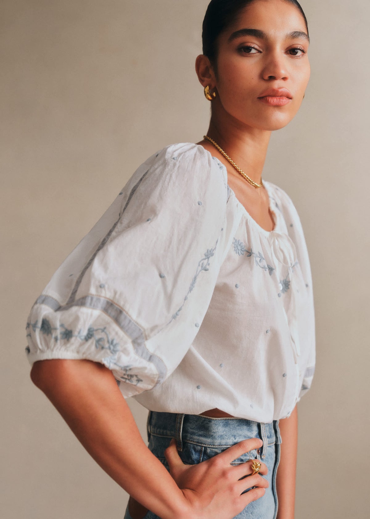 Chemise Camelia - Broderie Contrastée Bleu Nuage Fond Écru