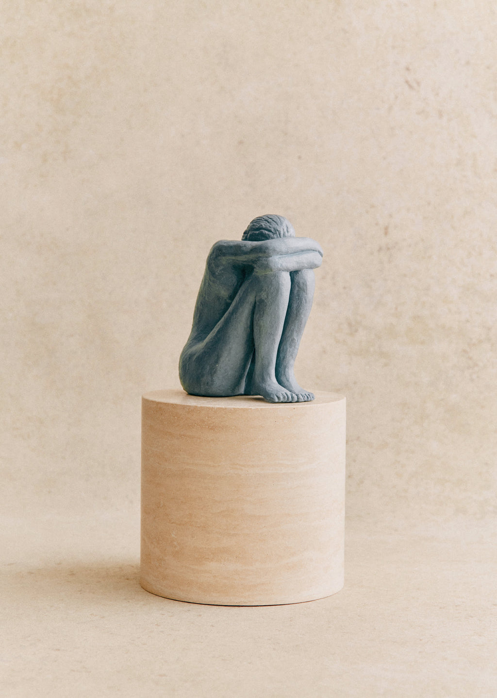Sculpture Guénolée Courcoux - Femme assise grand modèle - Bleu Gris