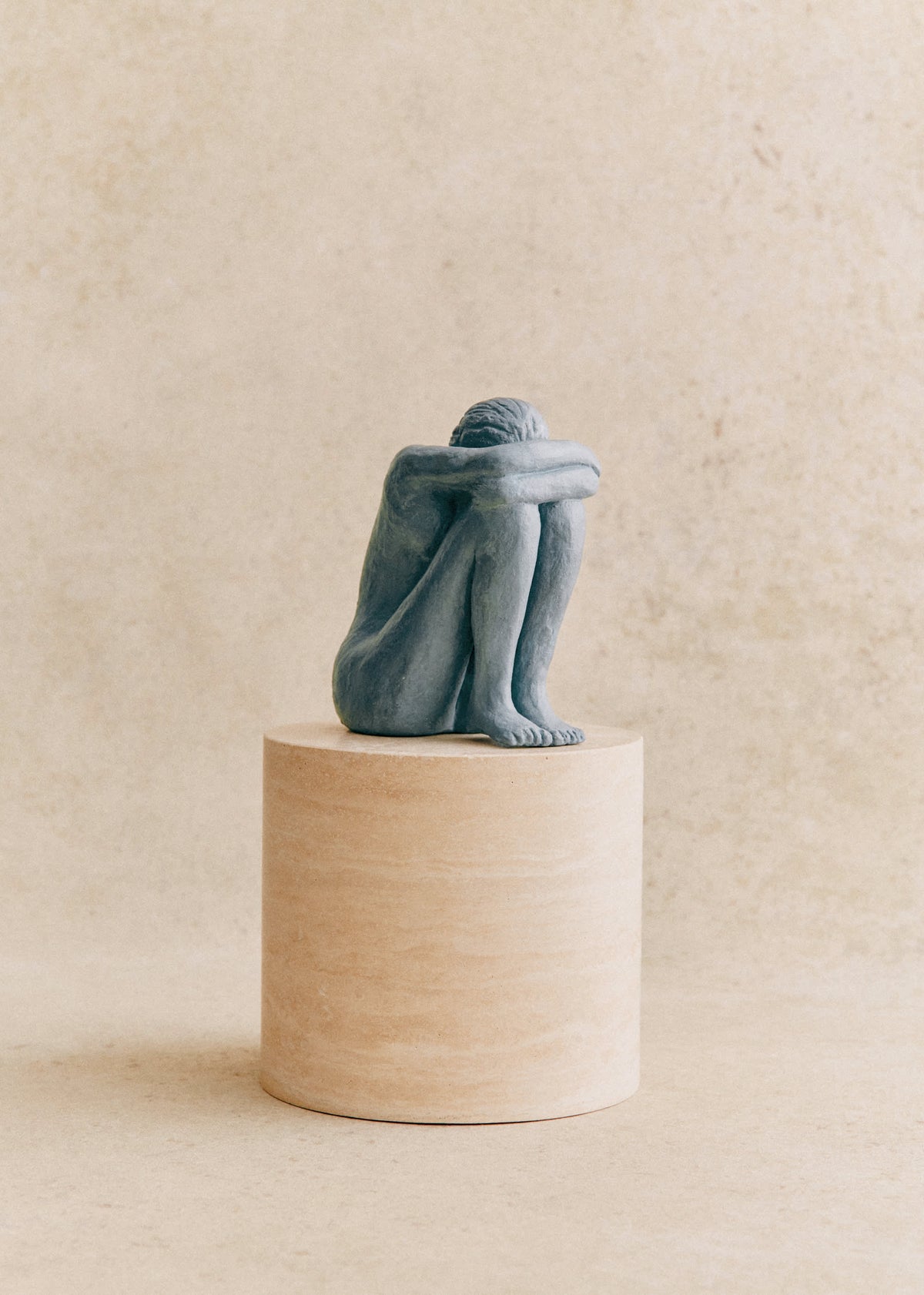 Sculpture Guénolée Courcoux - Femme assise grand modèle - Bleu Gris