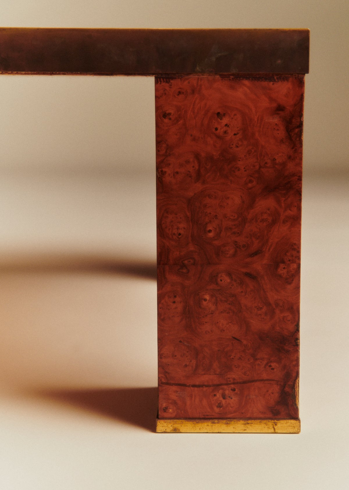 Table basse vintage en loupe d'orme finition laiton - Loupe d'orme