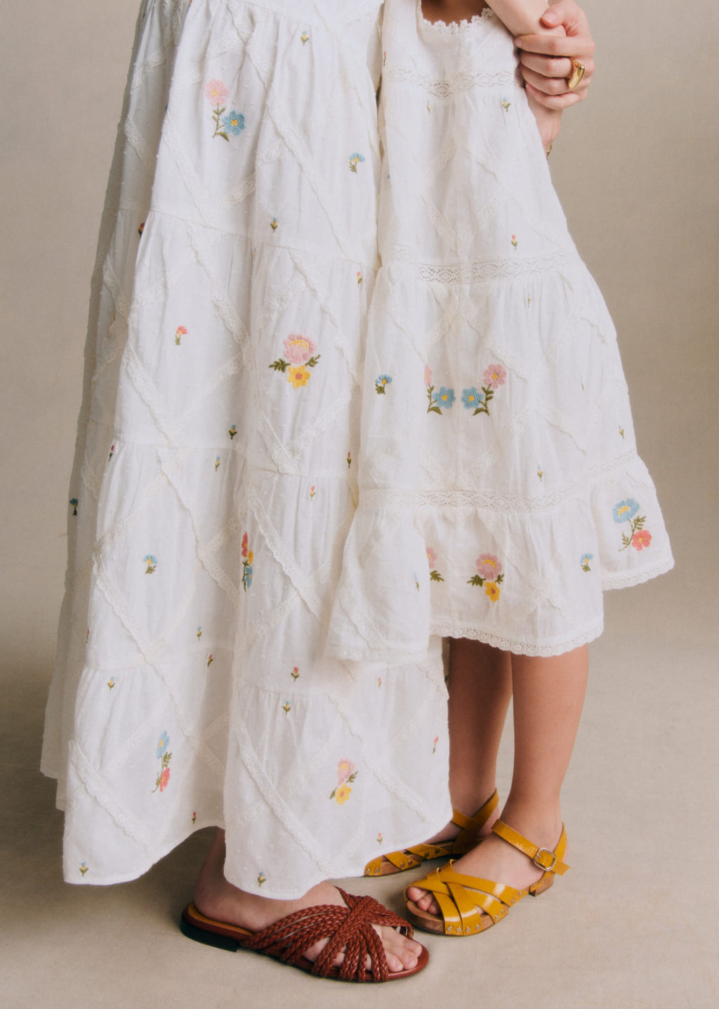 Robe Rama - Broderie Contrastée Tricolore Fond Ecru