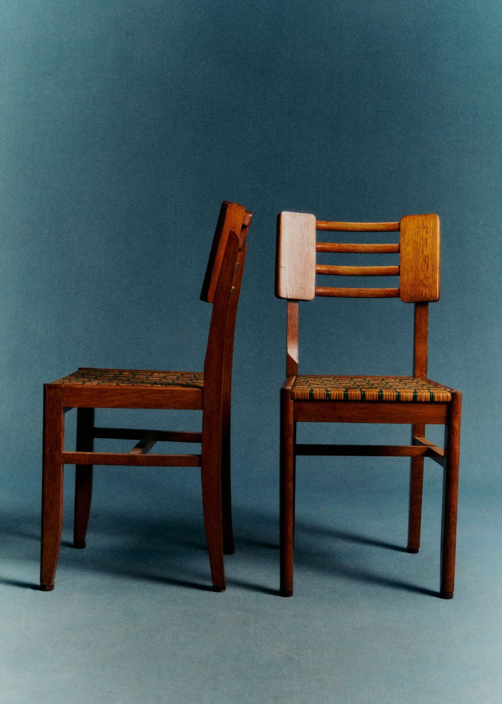 Paire de chaises dans le goût de Pierre Cruège en chêne vernis et rotin tressé années 50 - Chêne