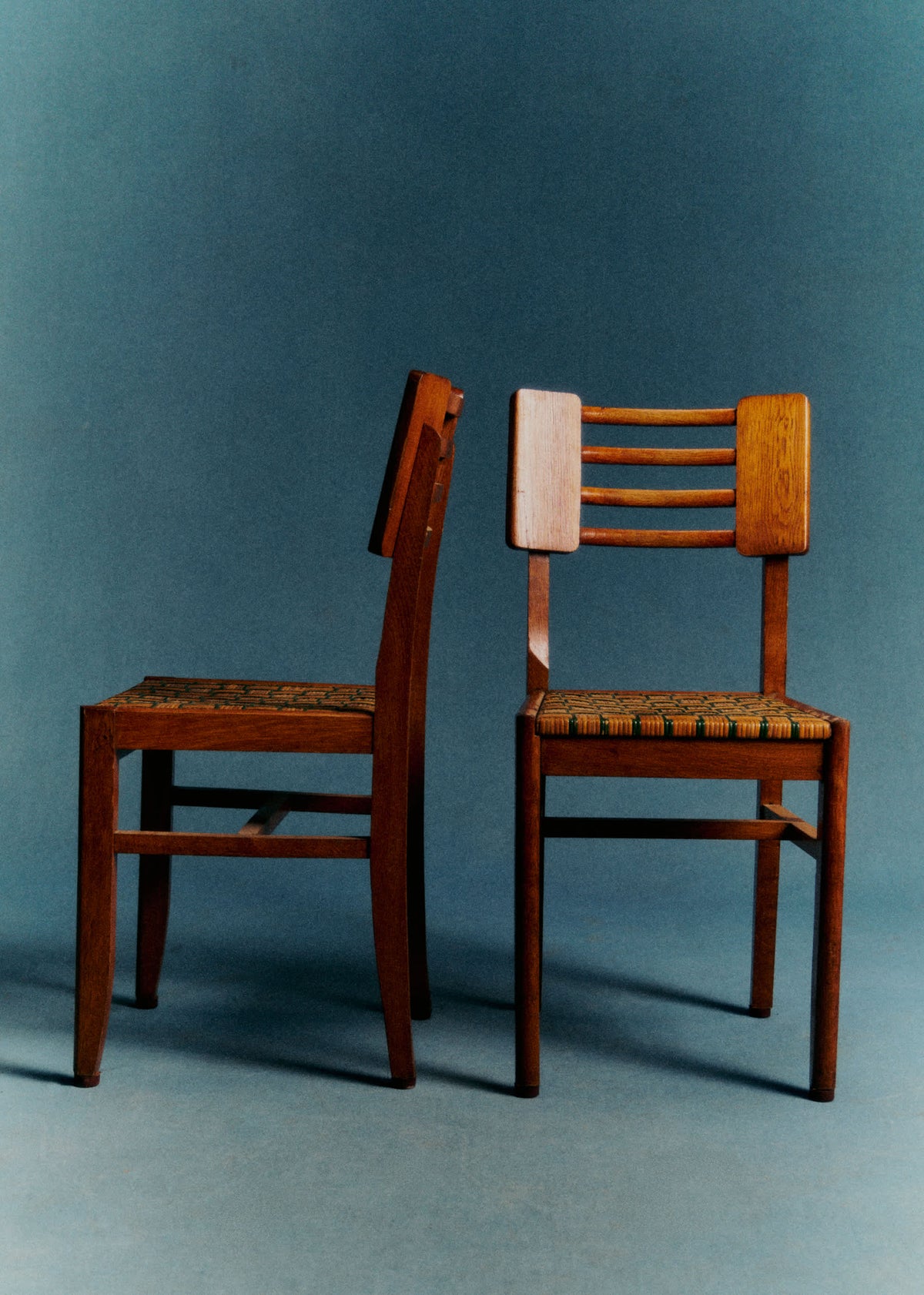 Paire de chaises dans le goût de Pierre Cruège en chêne vernis et rotin tressé années 50 - Chêne