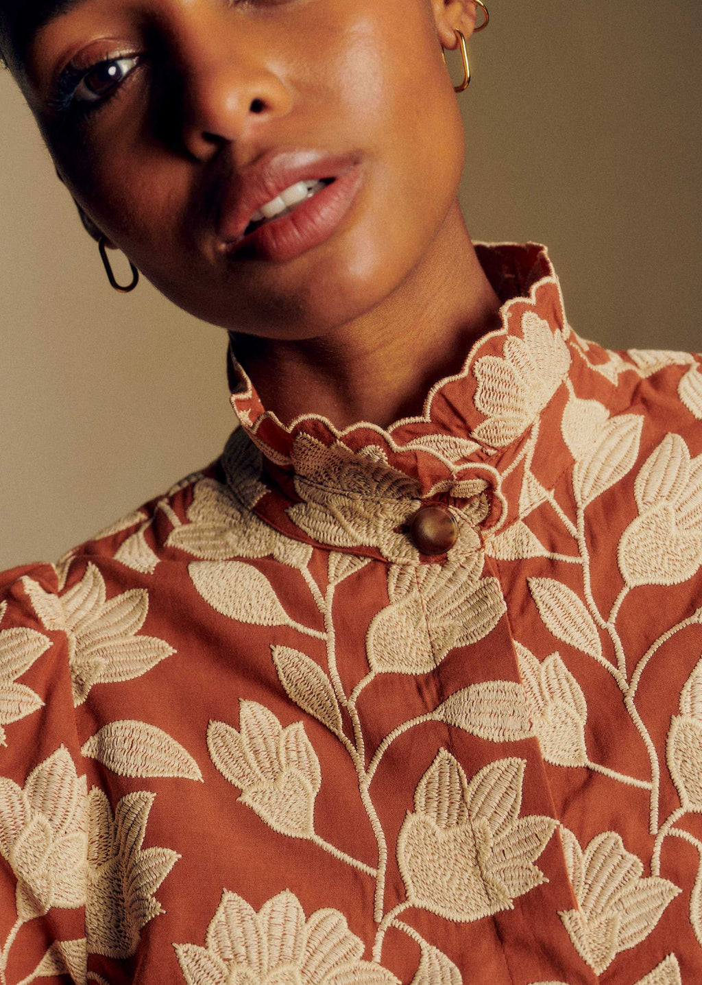 Chemise Ambre - Broderie contrastée ecru fond caramel