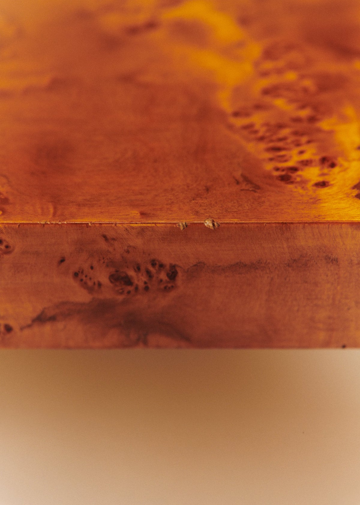 Table basse vintage en loupe d'orme et piètement en laiton - Loupe d'orme