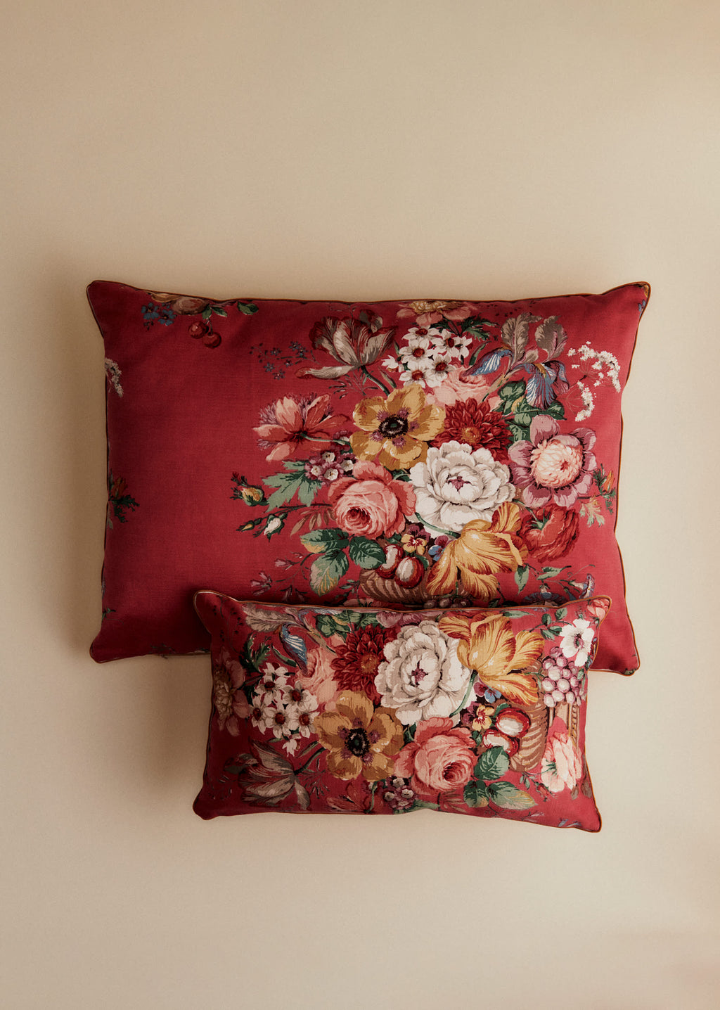 Coussin vintage velours beige - Très grand modèle - Imprimé Bouquet Floral Fond Rouge