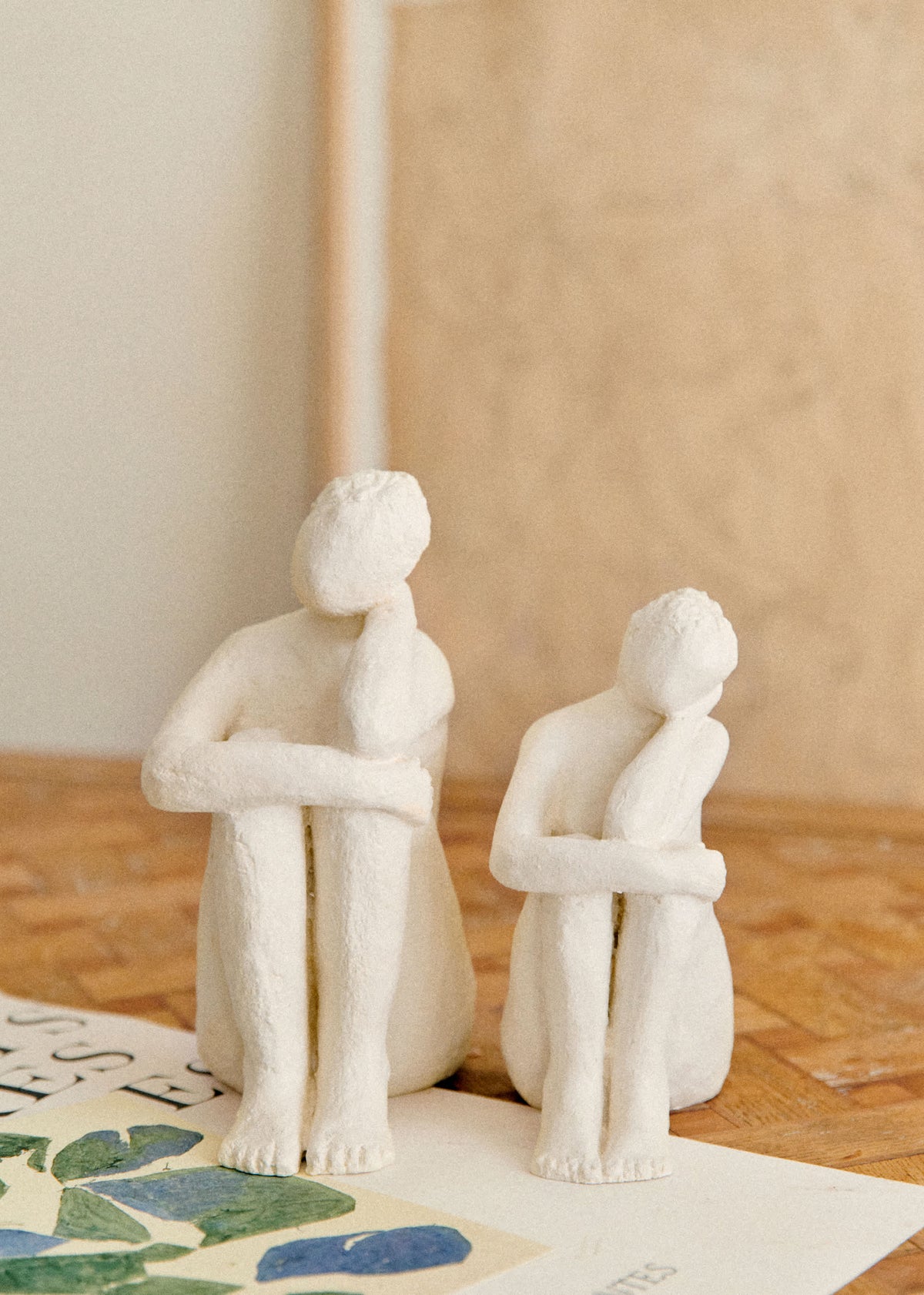 Sculpture Guénolée Courcoux - Femme dans ses pensées petit modèle - Ecru