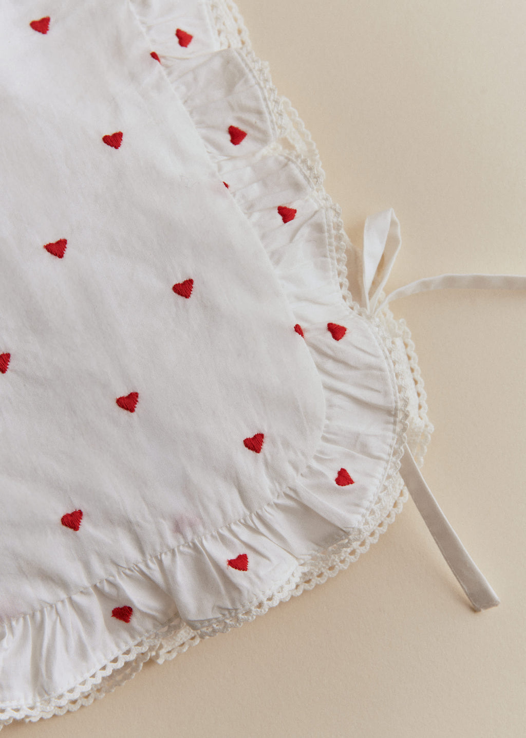 Bavoir Leia - Motif blanc / Broderies Rouges