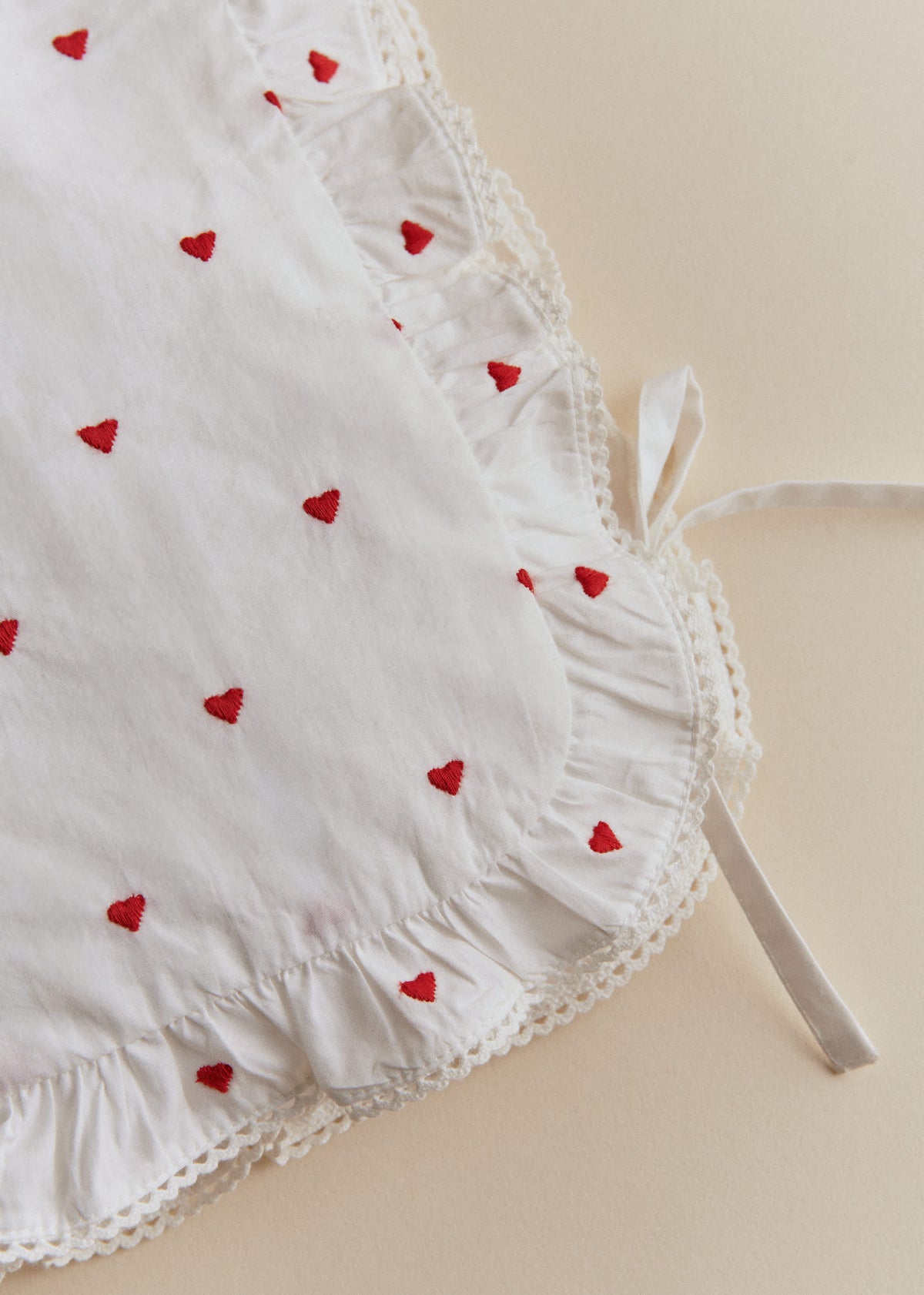 Bavoir Leia - Motif blanc / Broderies Rouges