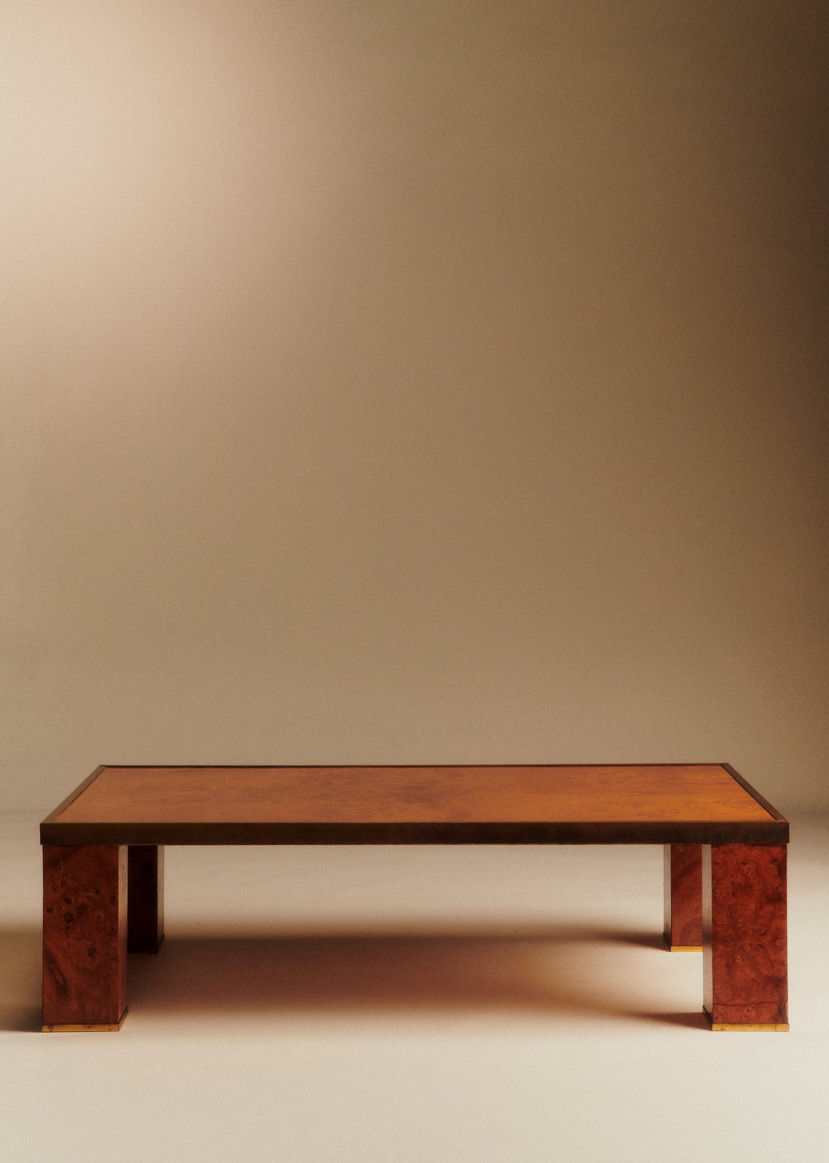 Table basse vintage en loupe d'orme finition laiton - Loupe d'orme