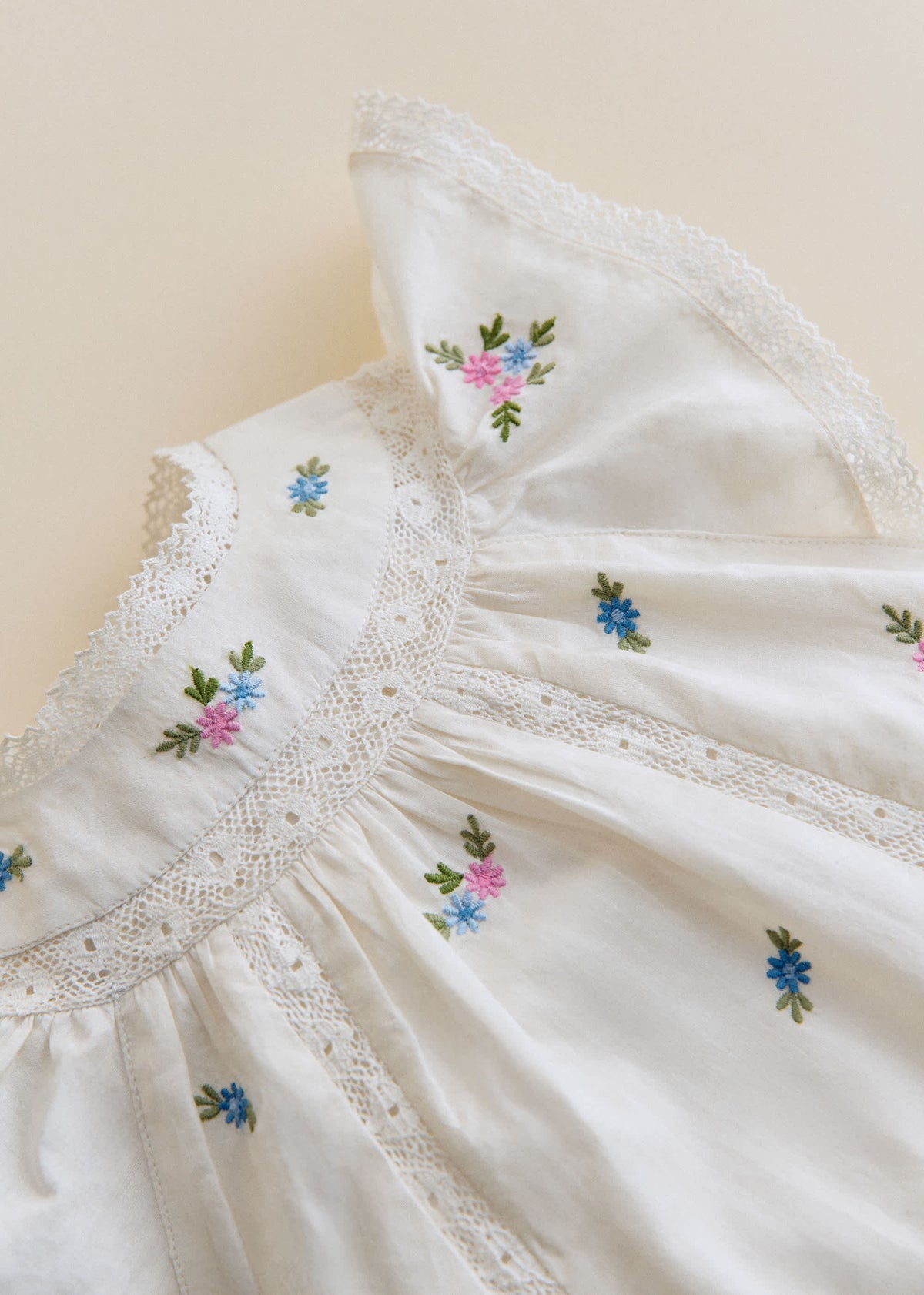 Robe Dorrie - Broderie Placée Fleurs Multico Fond Crème