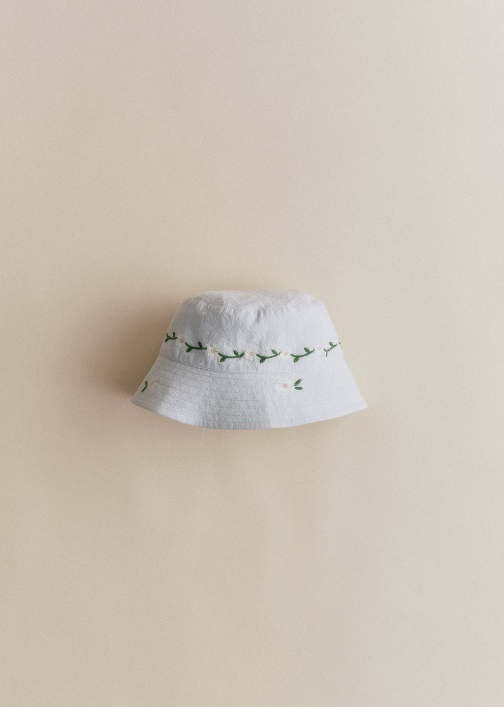 BOBY - Broderie Contrastée Marguerite Fond Bleu Ciel
