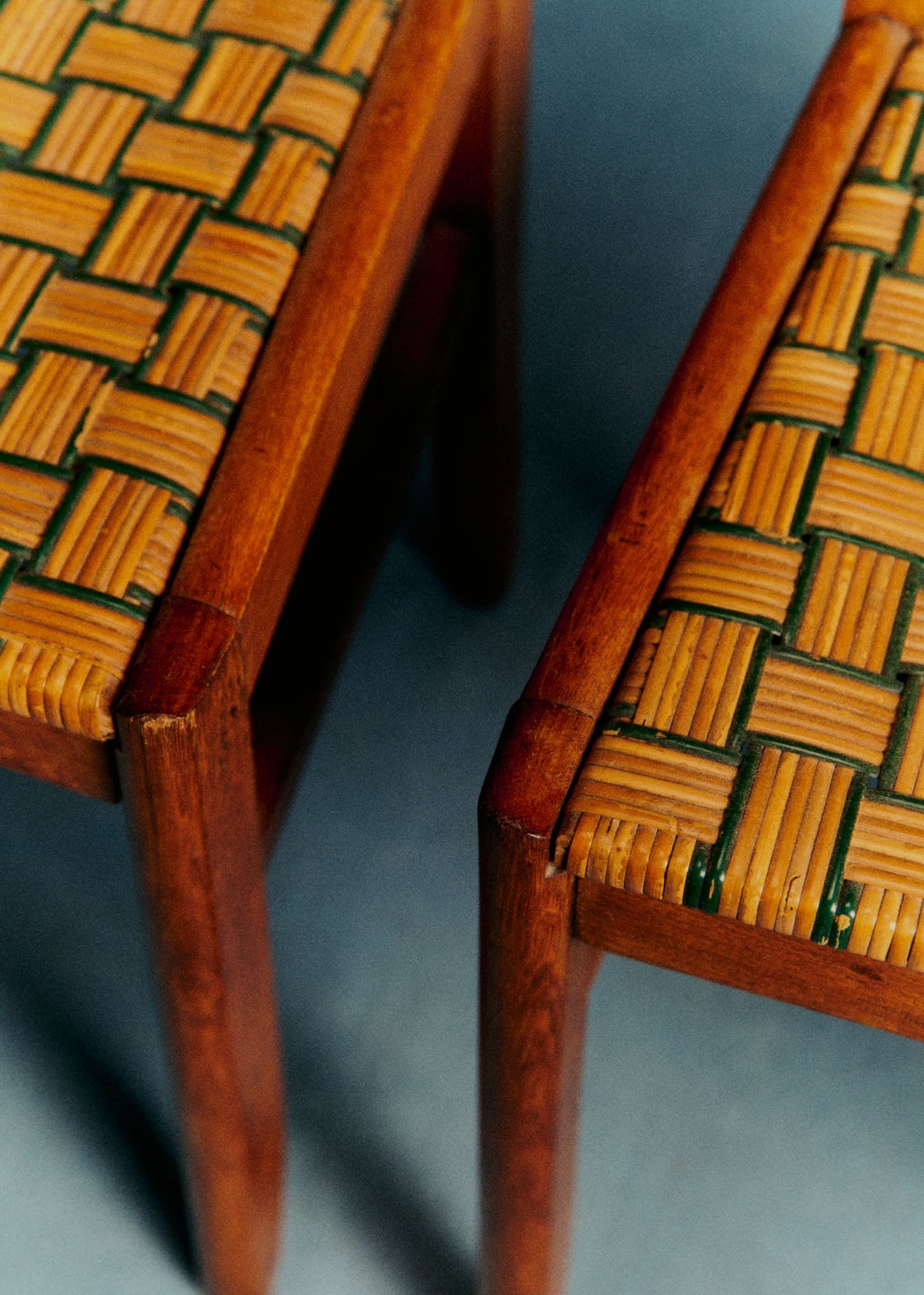 Paire de chaises dans le goût de Pierre Cruège en chêne vernis et rotin tressé années 50 - Chêne