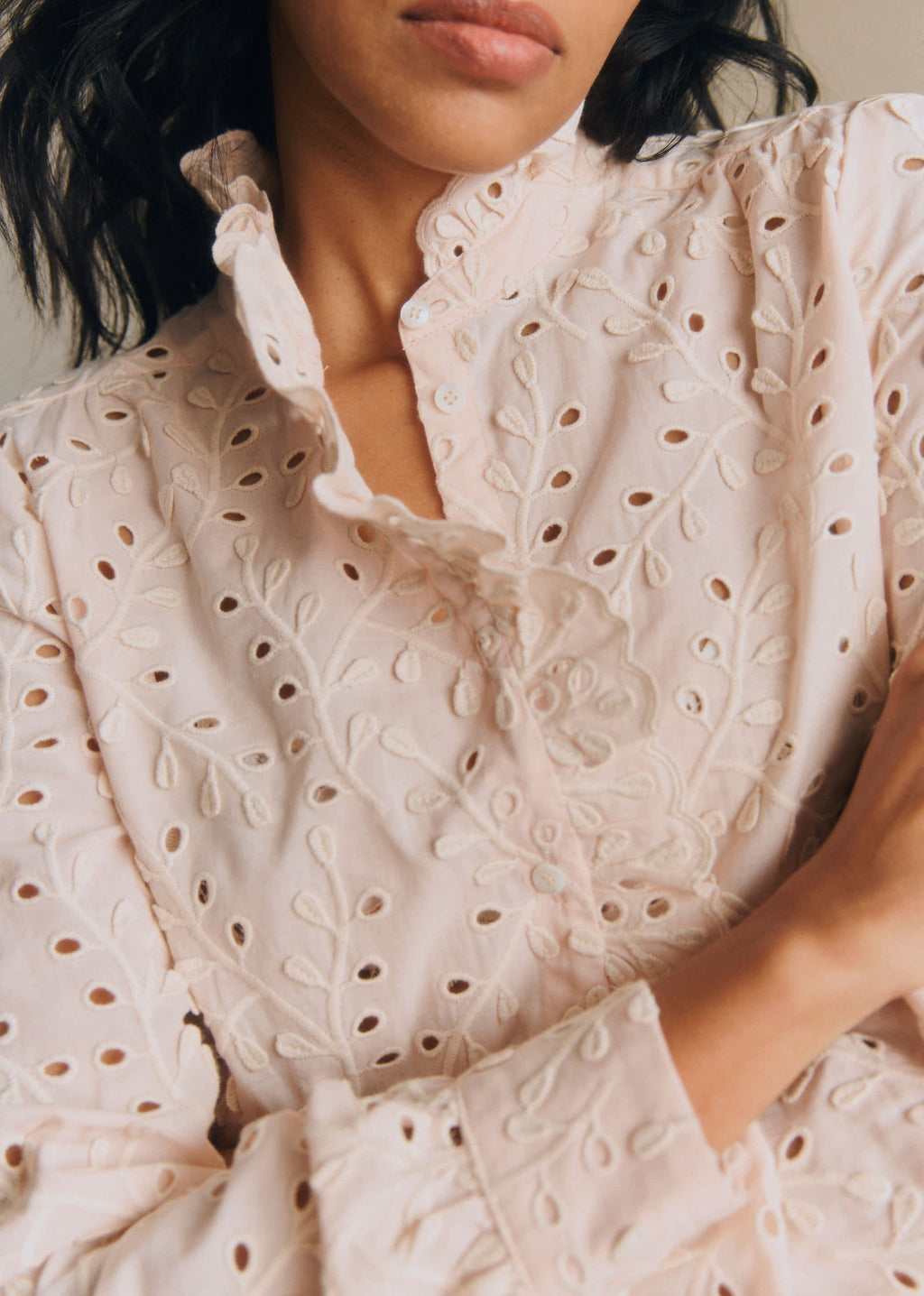 Chemise Chlo - Broderie contrastée Petales ecru fond rose pale
