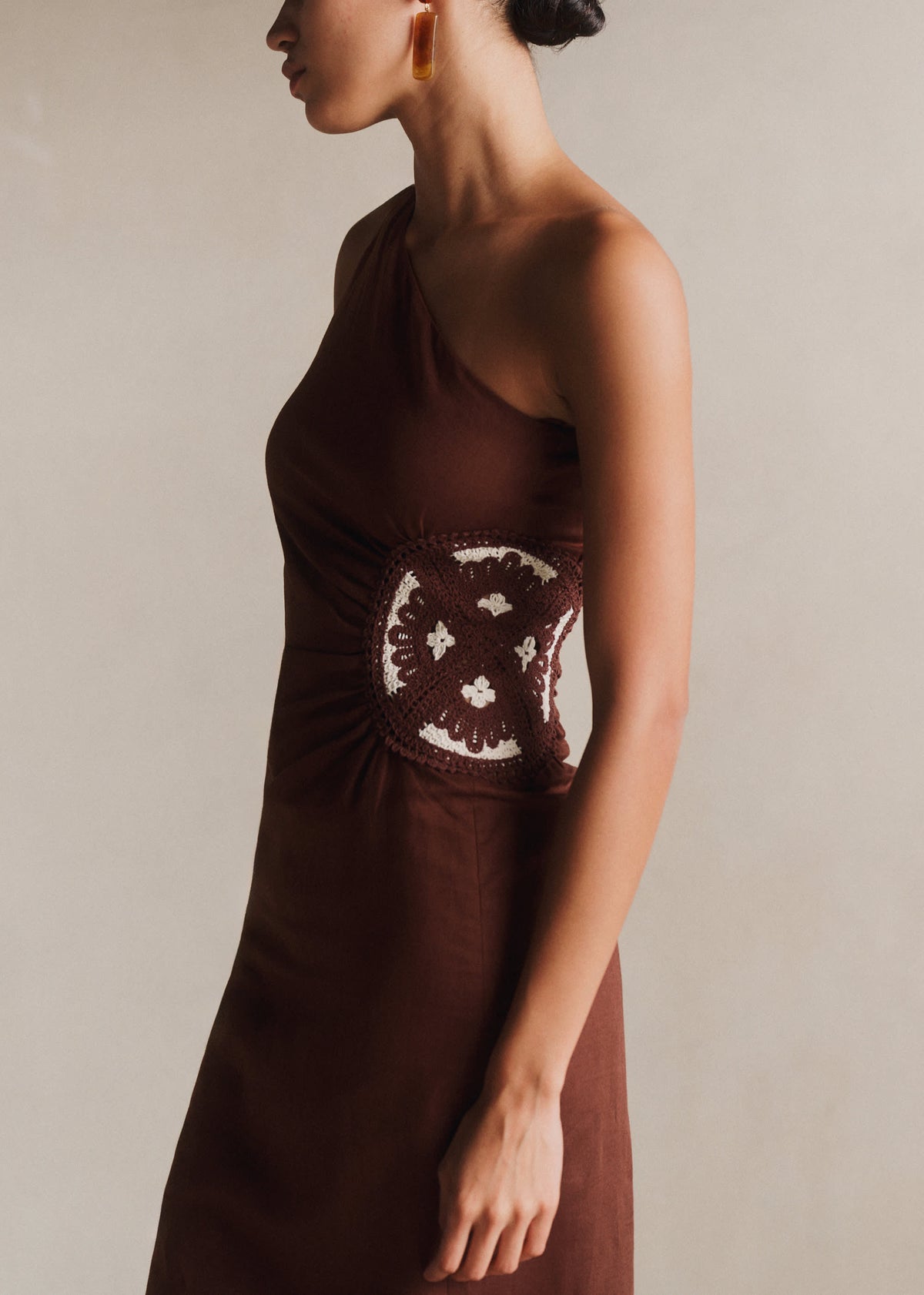 Robe Lua - Crochet crème Fond Chocolat