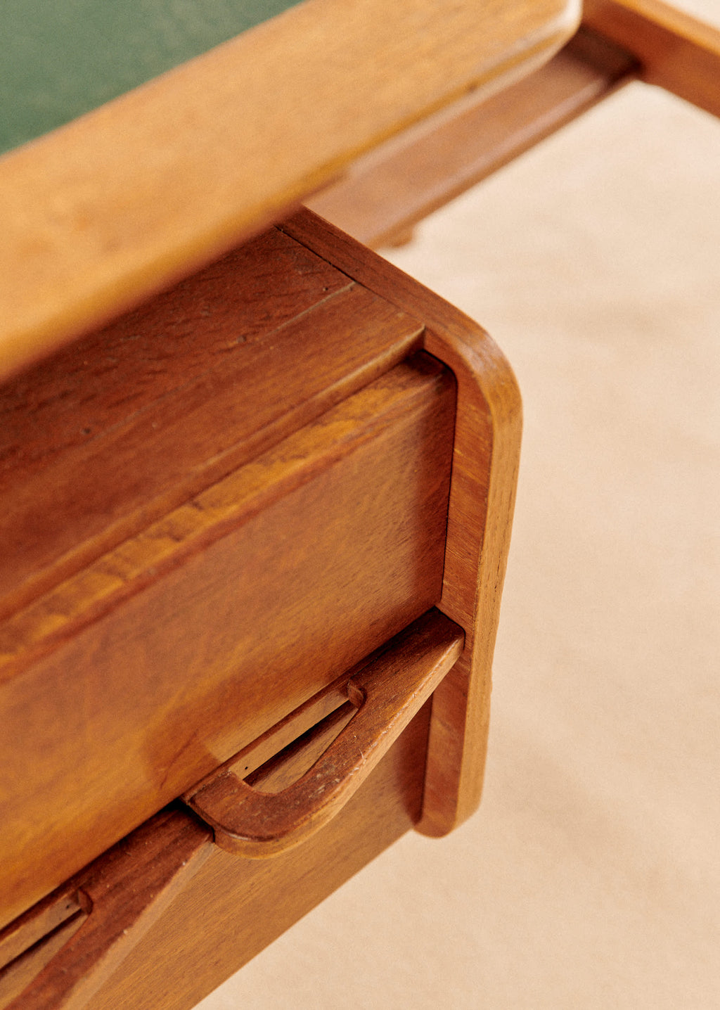 Bureau vintage dans le goût de Roger Landault - Chêne