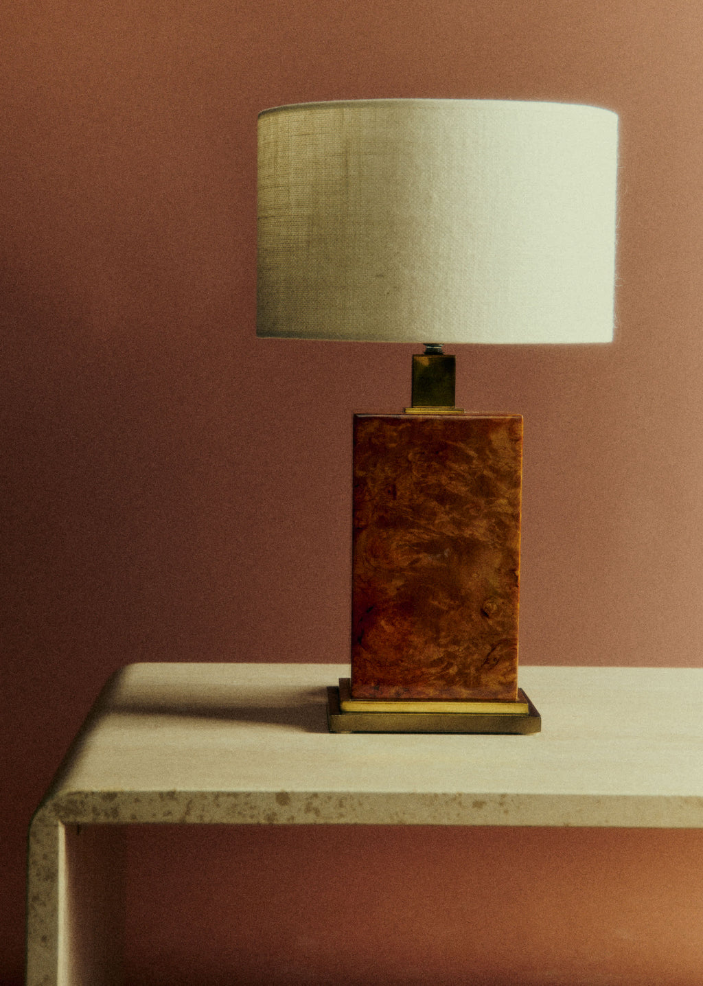 Lampe vintage en placage loupe et laiton - Bois
