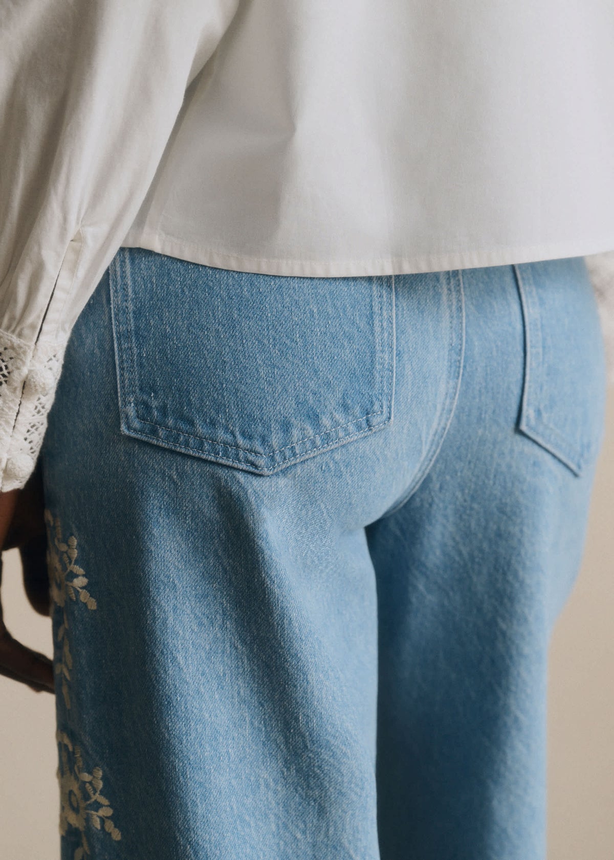 Pantalon Valentin - Sézane x SEA NY - Broderie Placée Crème Fond Bleu Denim