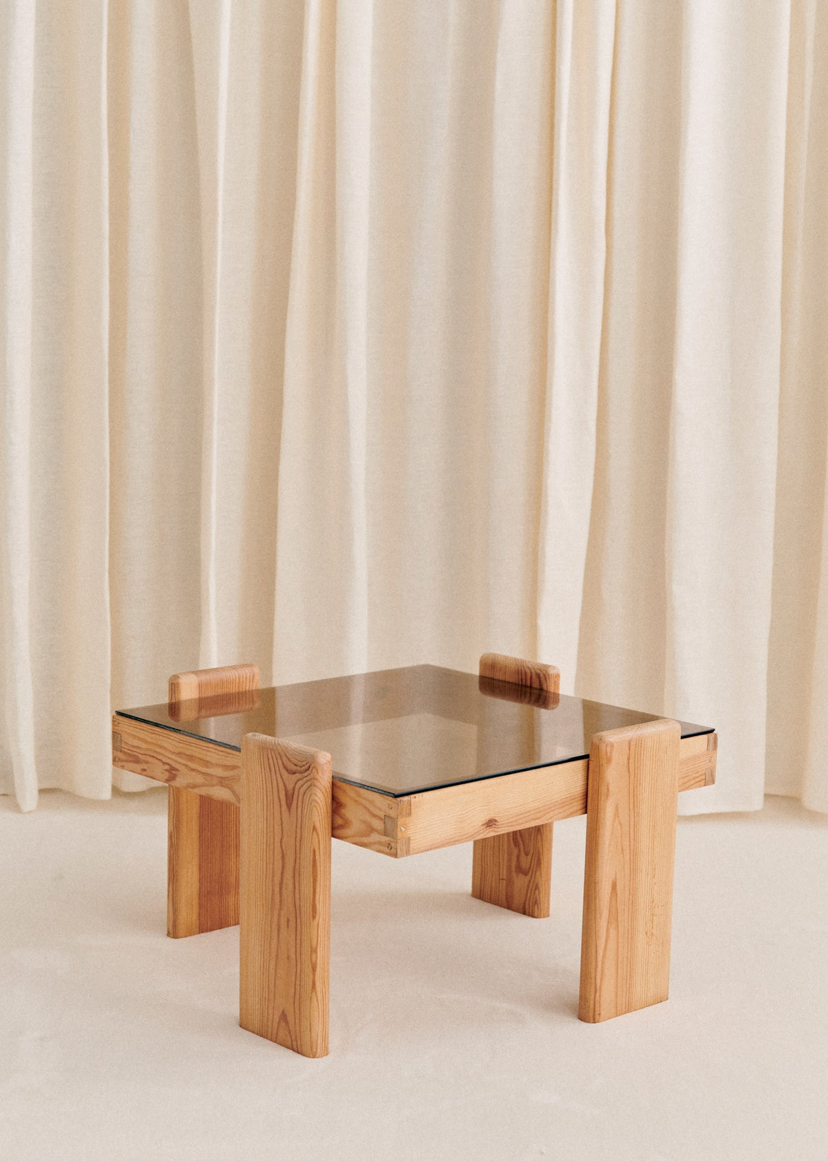 Table basse carrée vintage - Pin et verre fumé