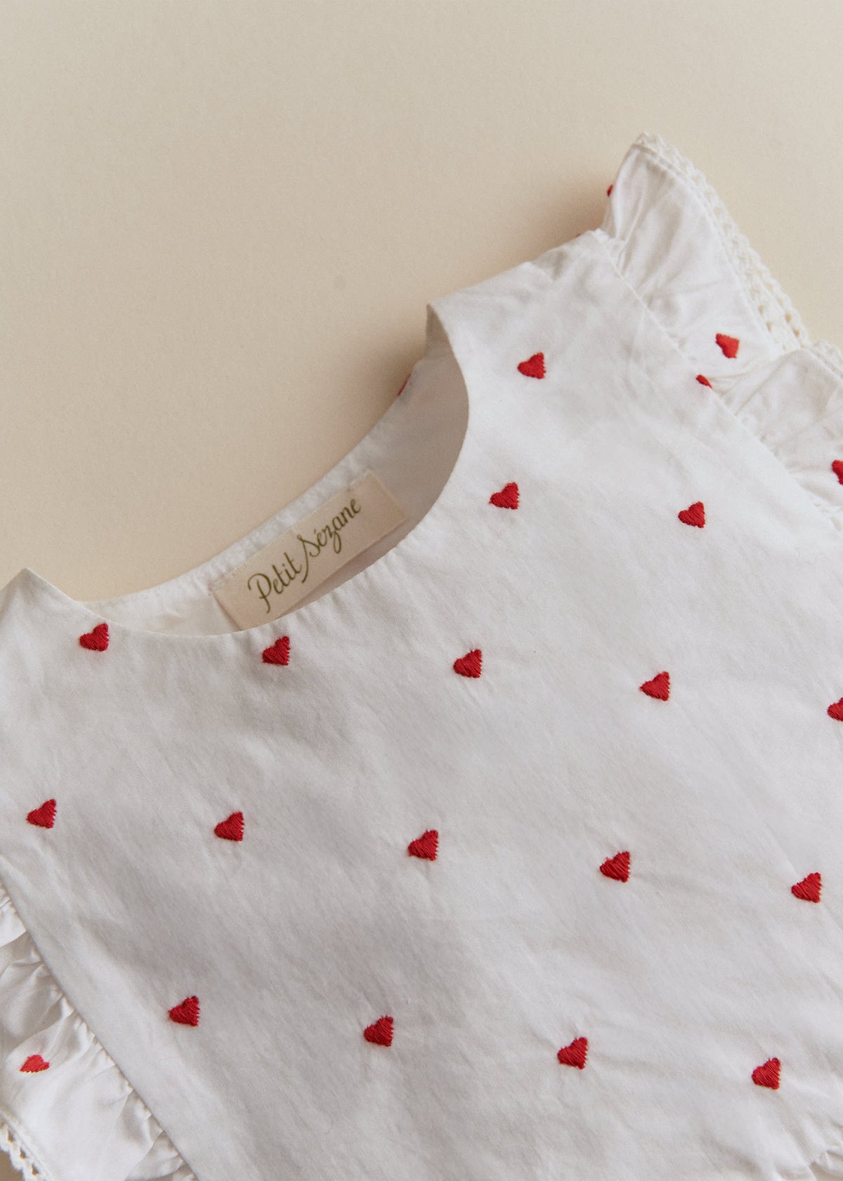Bavoir Leia - Motif blanc / Broderies Rouges