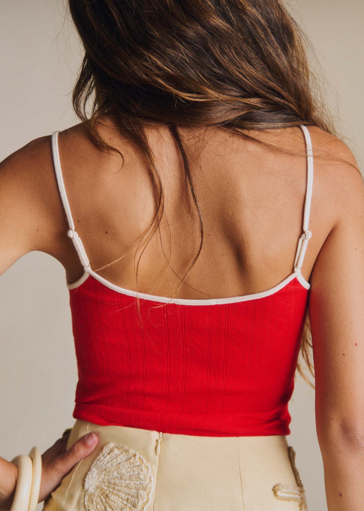 Top Jina - Pointelle Rouge Détails Crème