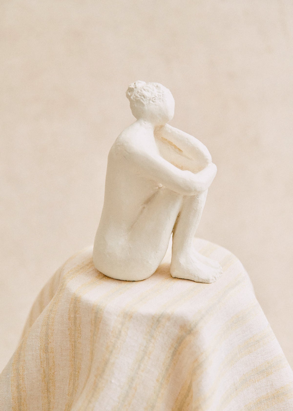 Sculpture Guénolée Courcoux - Femme dans ses pensées petit modèle - Ecru