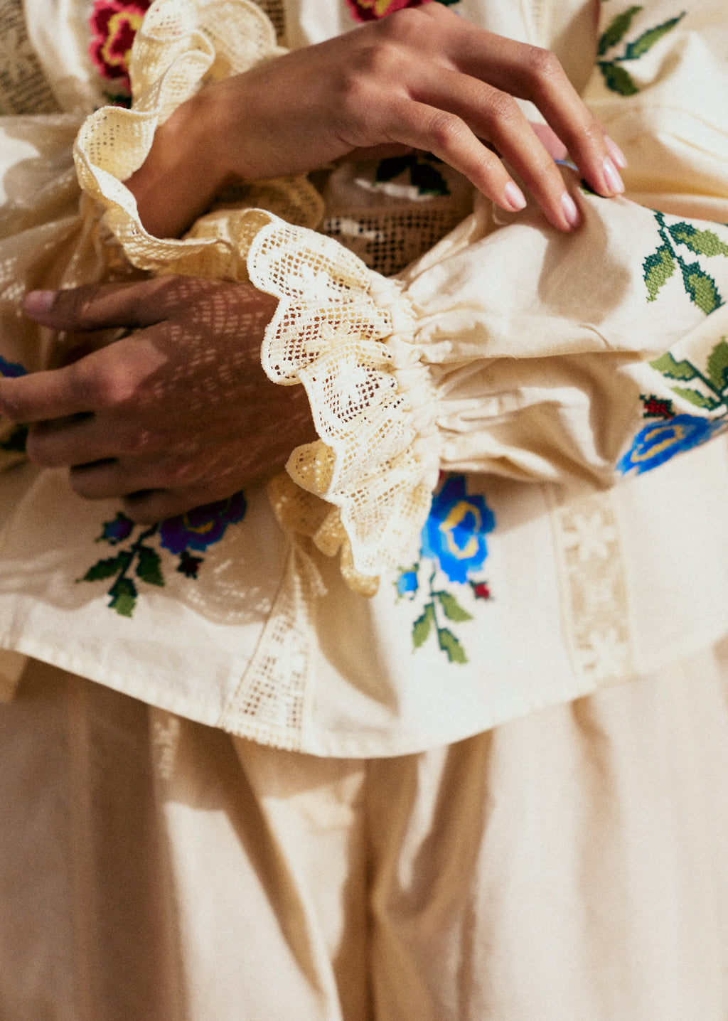 Blouse Syara - Broderie Placée Multico Fond Écru