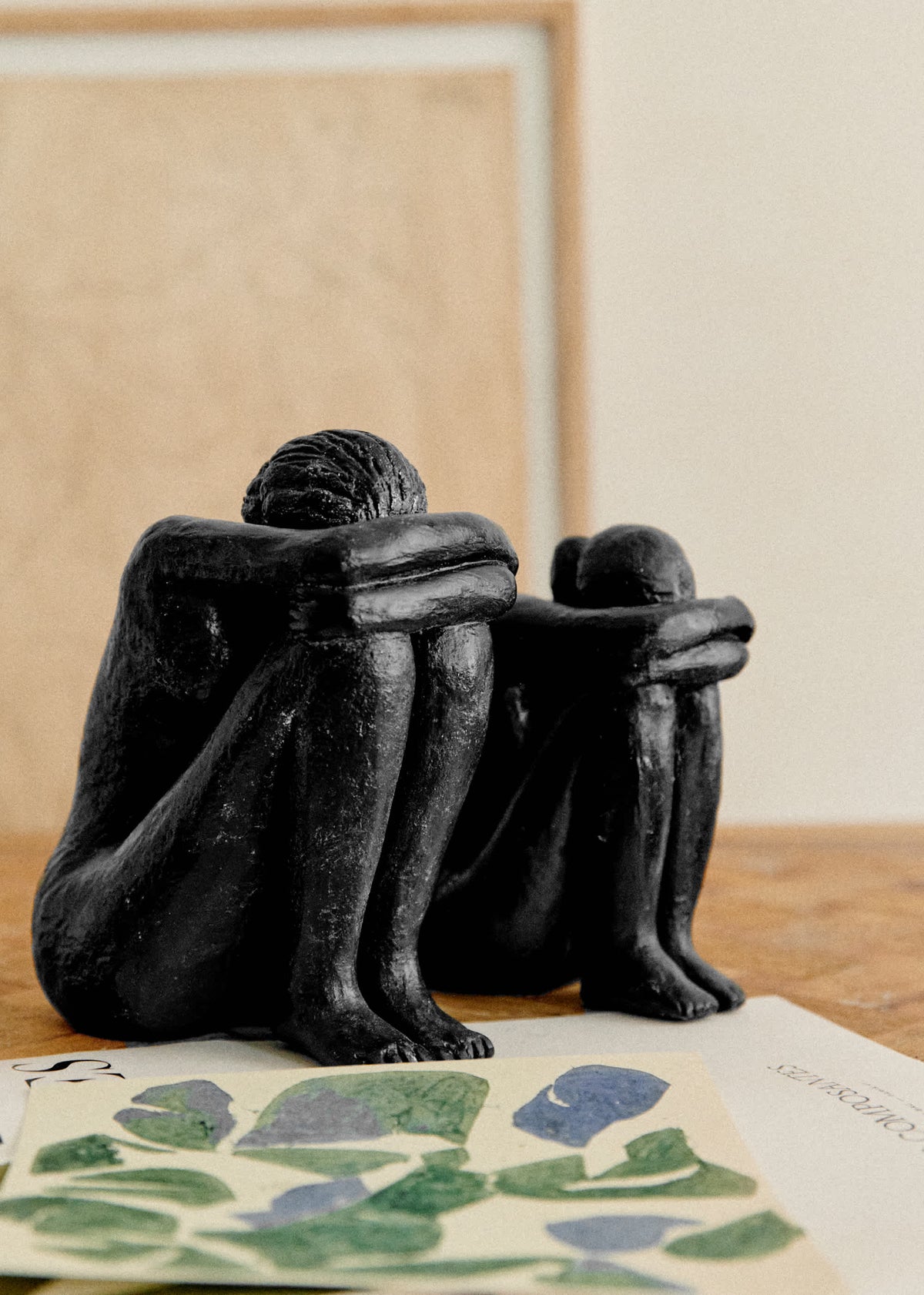 Sculpture Guénolée Courcoux - Femme assise grand modèle - Noir