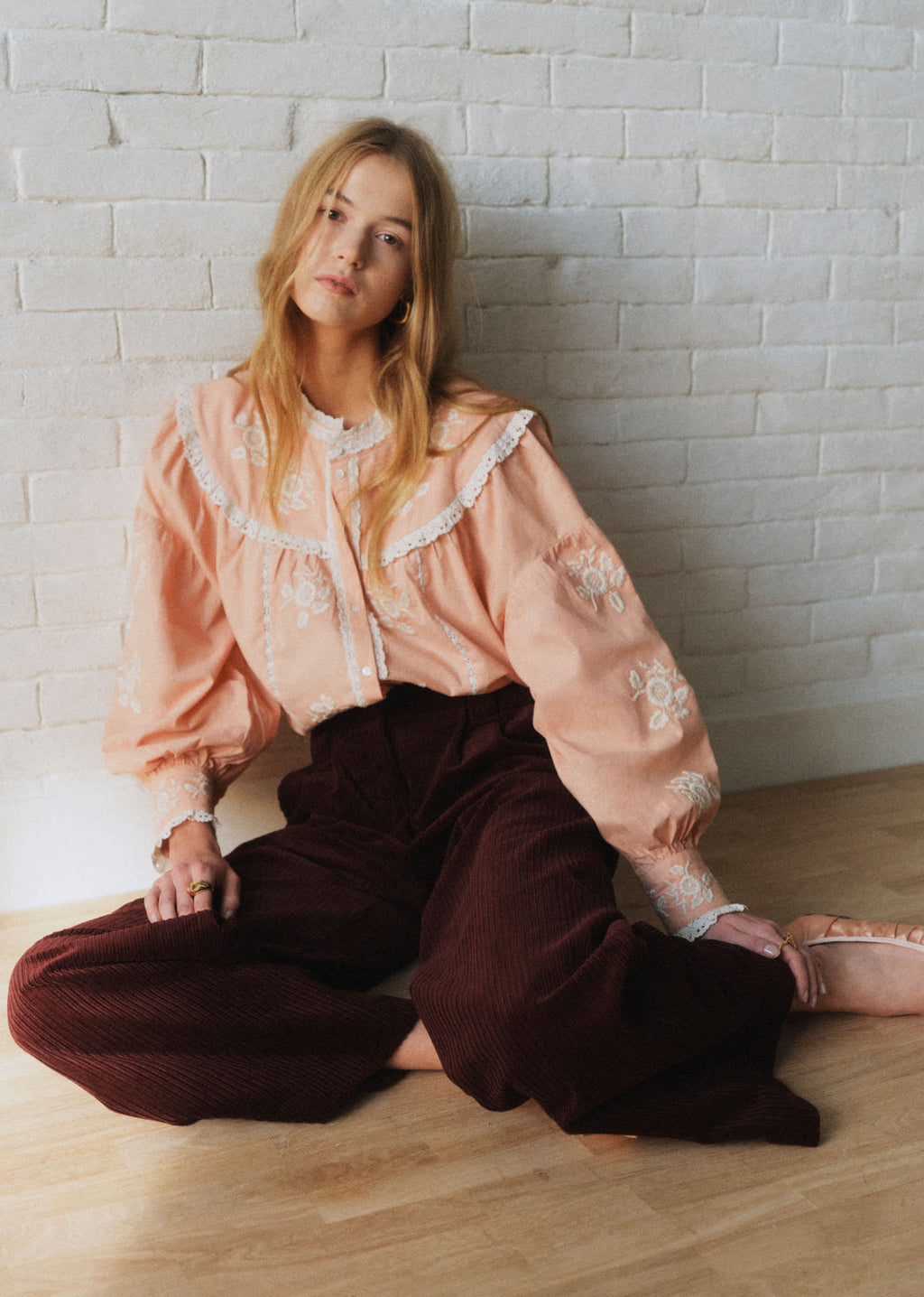 Chemise Orla - Sézane x SEA NY - Broderie Contrastée Écru Fond Rose Pastel