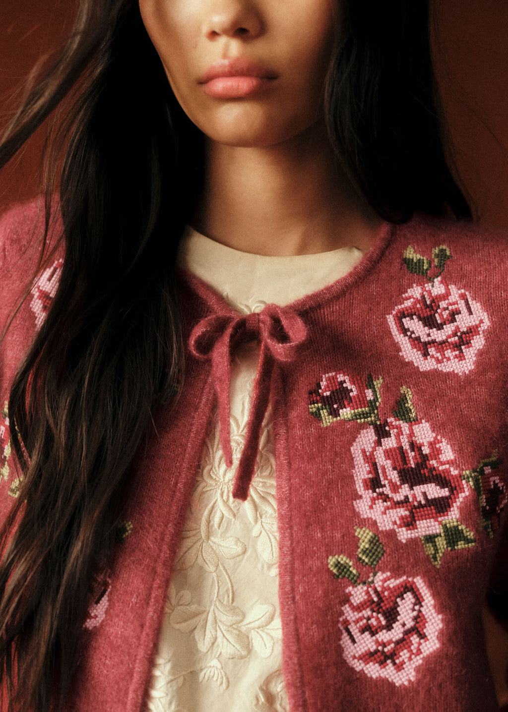 Gilet Alice - Sézane x Baziszt - Fleurs Brodées Fond Bois De Rose Foncé