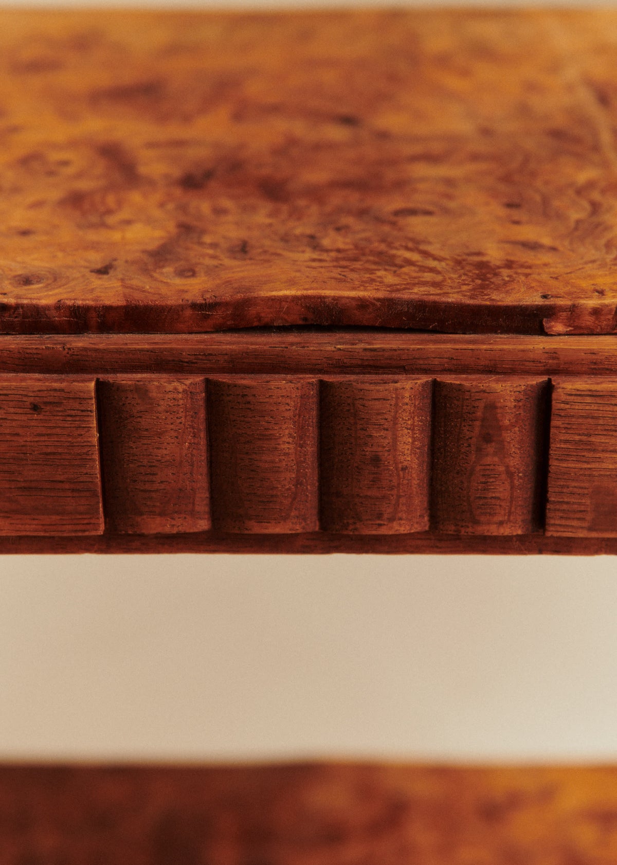 Table d'appoint en loupe d'orme - Loupe d'orme