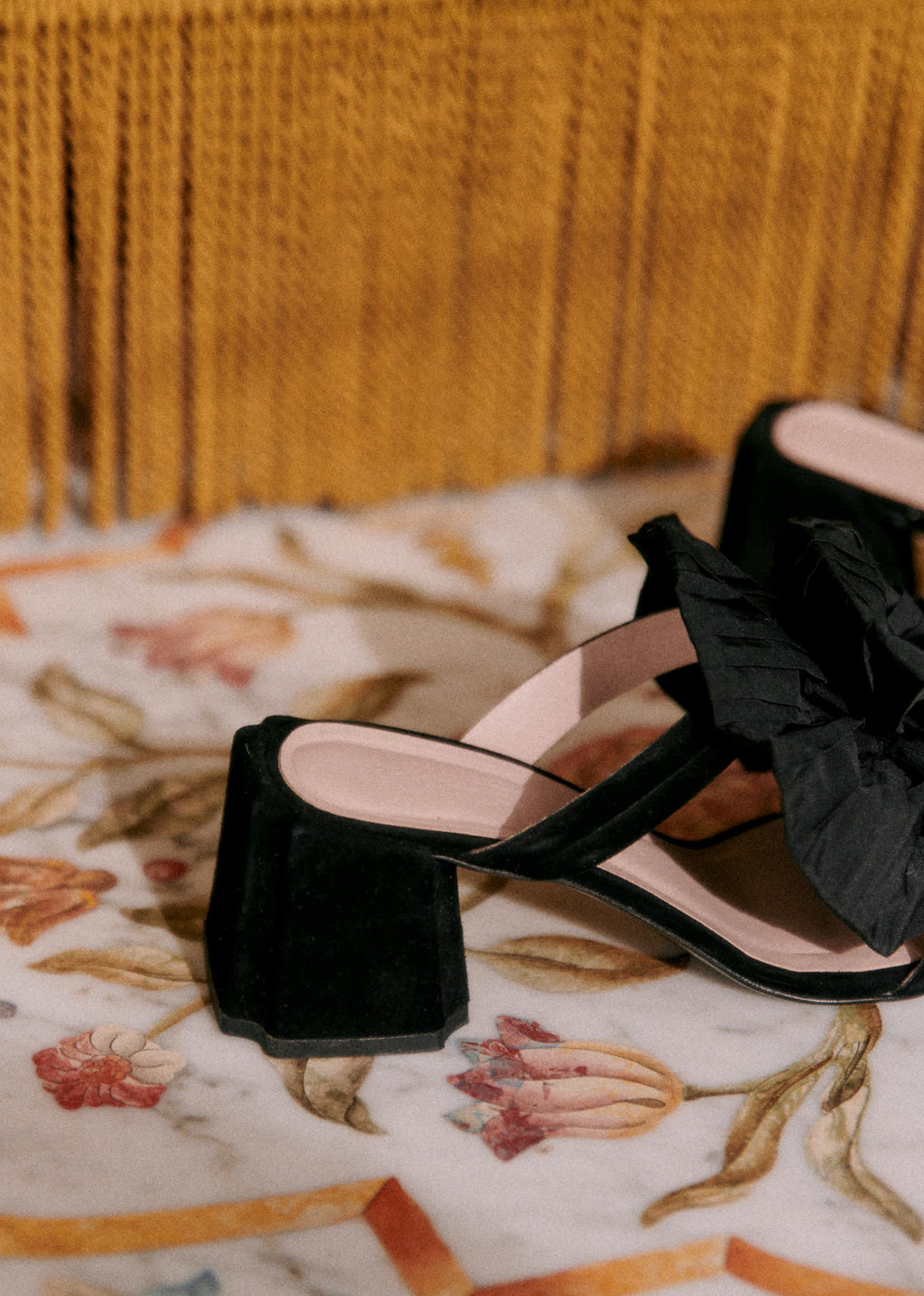 Sandales Renée - CFM Souliers x Editions Sézane - Velours Et Satin Noir