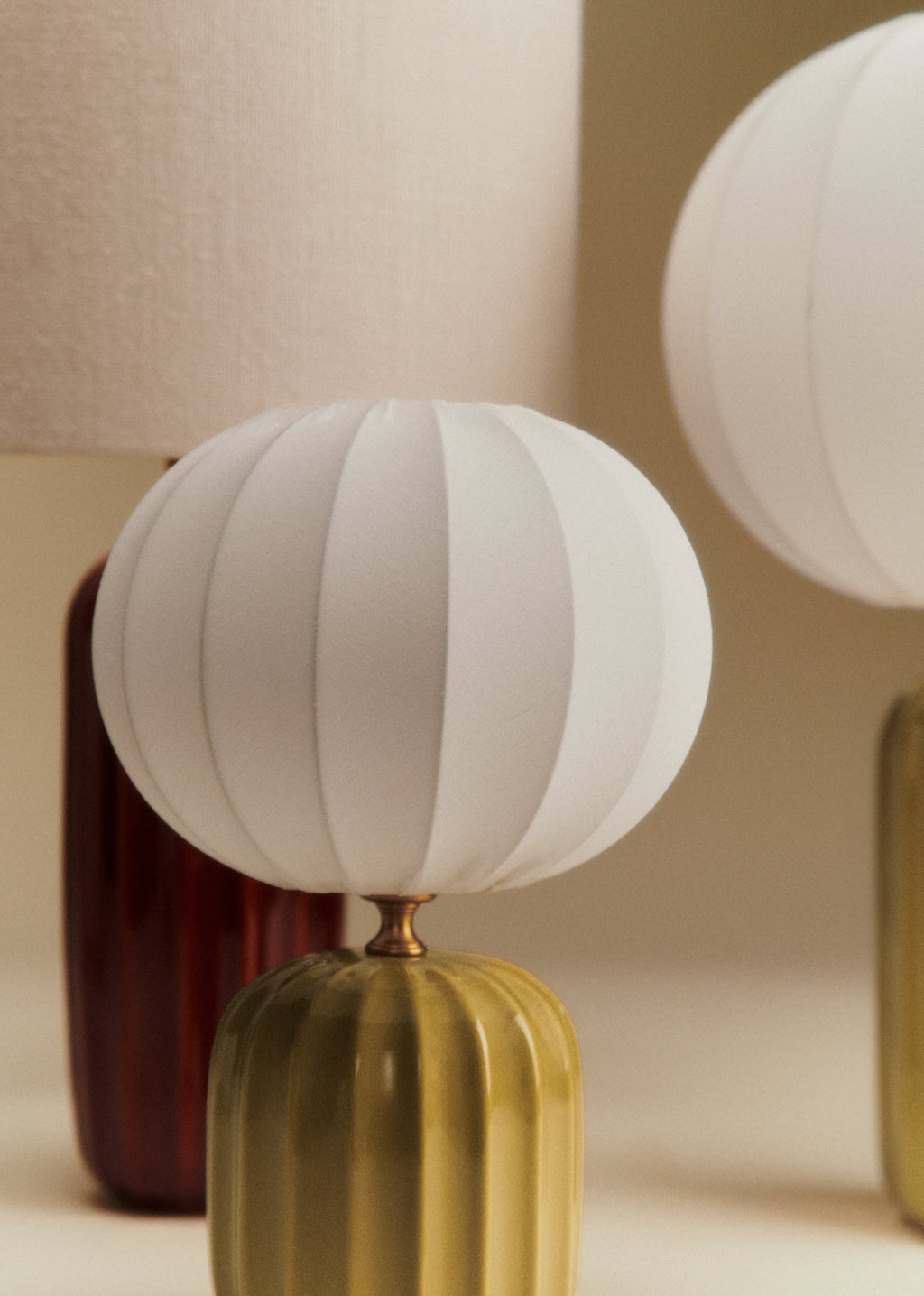 Lampe Traviata petit modèle - Vert olive - Abat-jour Sonate - Écru