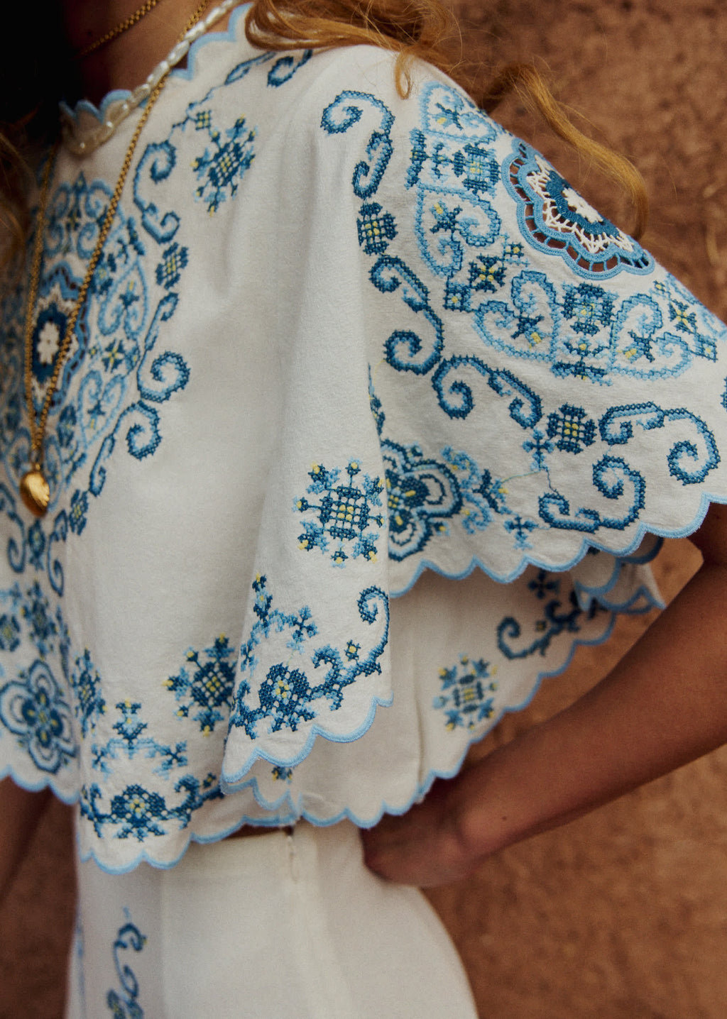 Blouse Anneclaire - Broderie Contrastée Bleu Fond Ecru