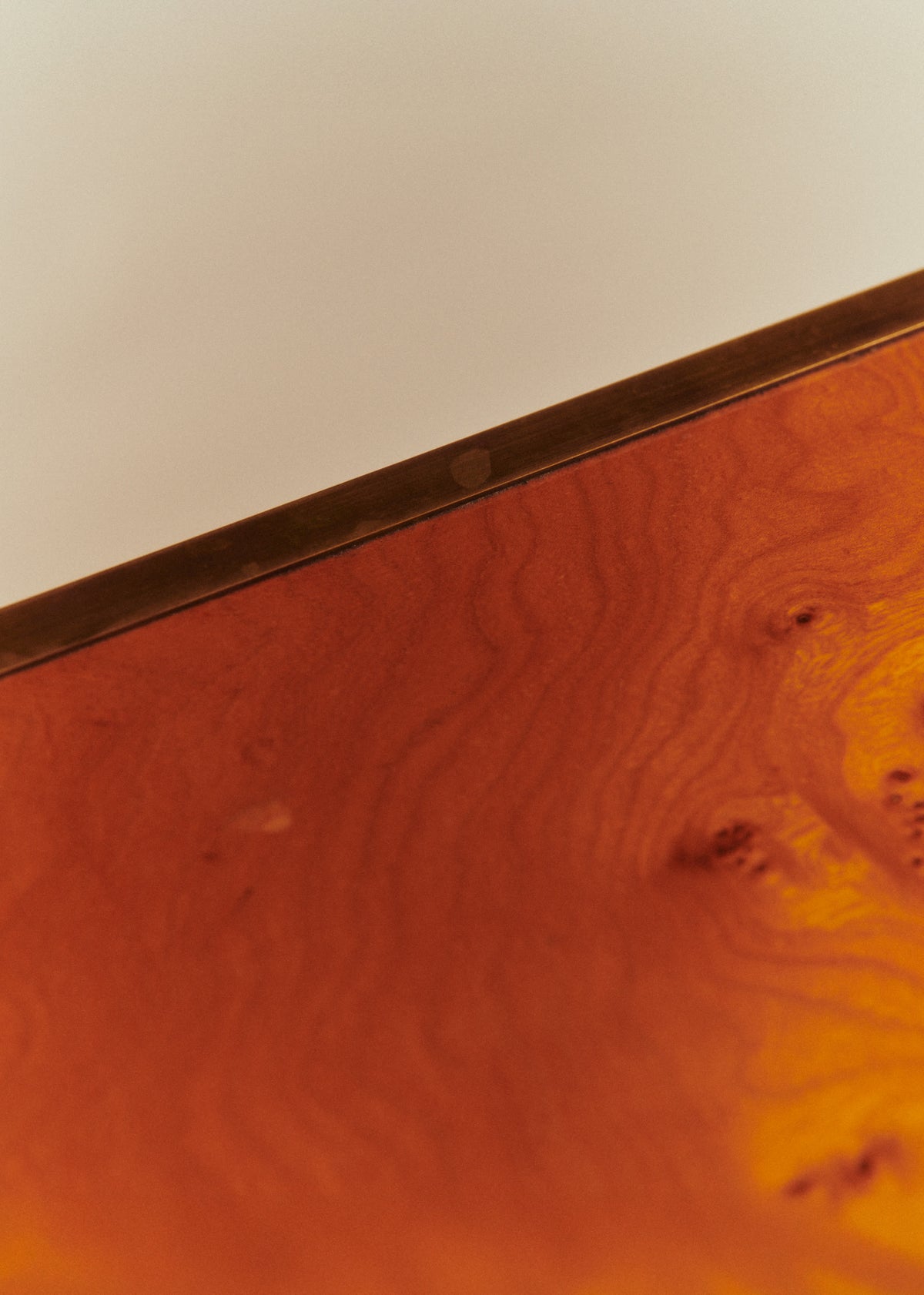 Table basse vintage en loupe d'orme finition laiton - Loupe d'orme