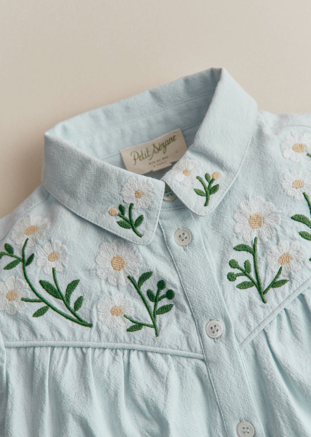 Chemise Augusta - Broderie Contrastée Marguerite Fond Bleu Ciel