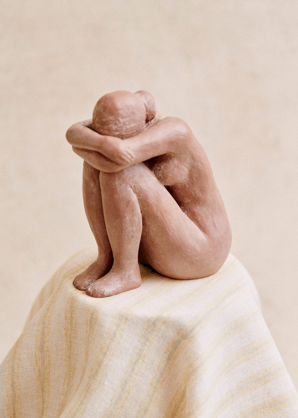 Sculpture Guénolée Courcoux - Femme assise petit modèle - Terracotta