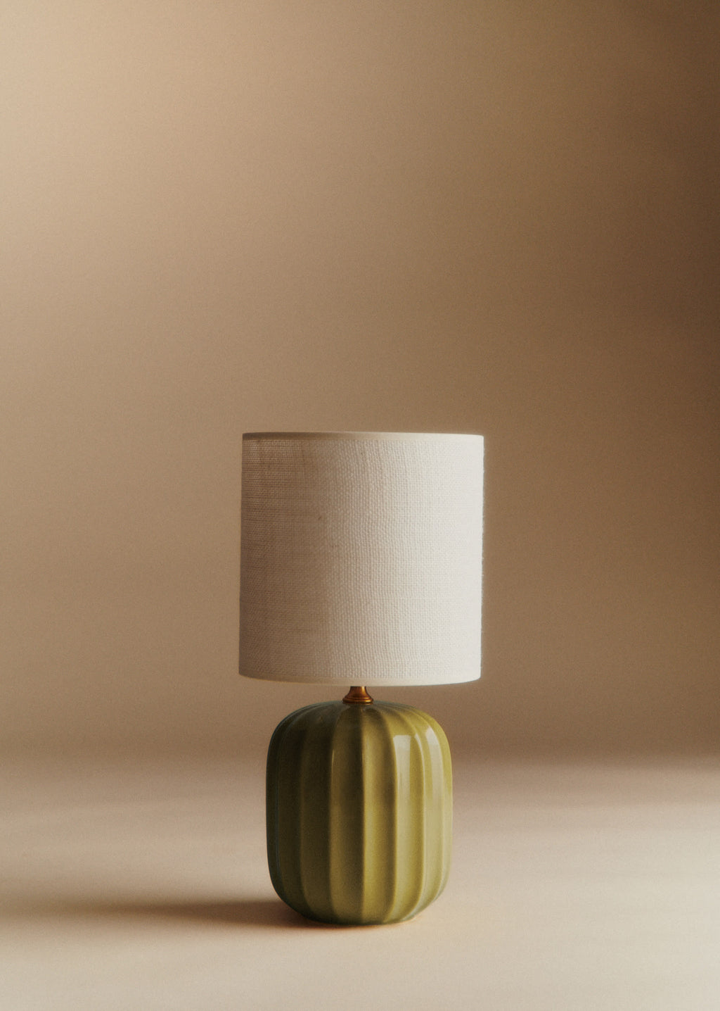 Lampe Traviata petit modèle - Vert olive - Abat-jour Dolce - Jute Écru