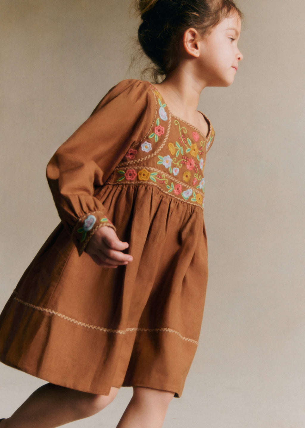 Robe Lisha - Broderie Contrastée Fond Marron