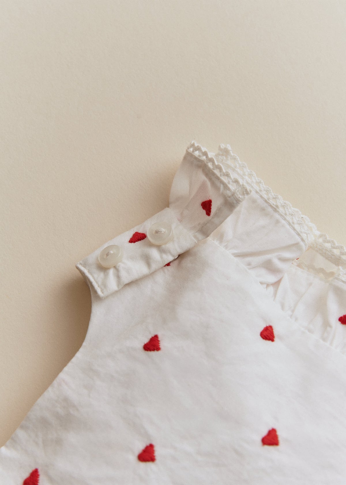 Bavoir Leia - Motif blanc / Broderies Rouges