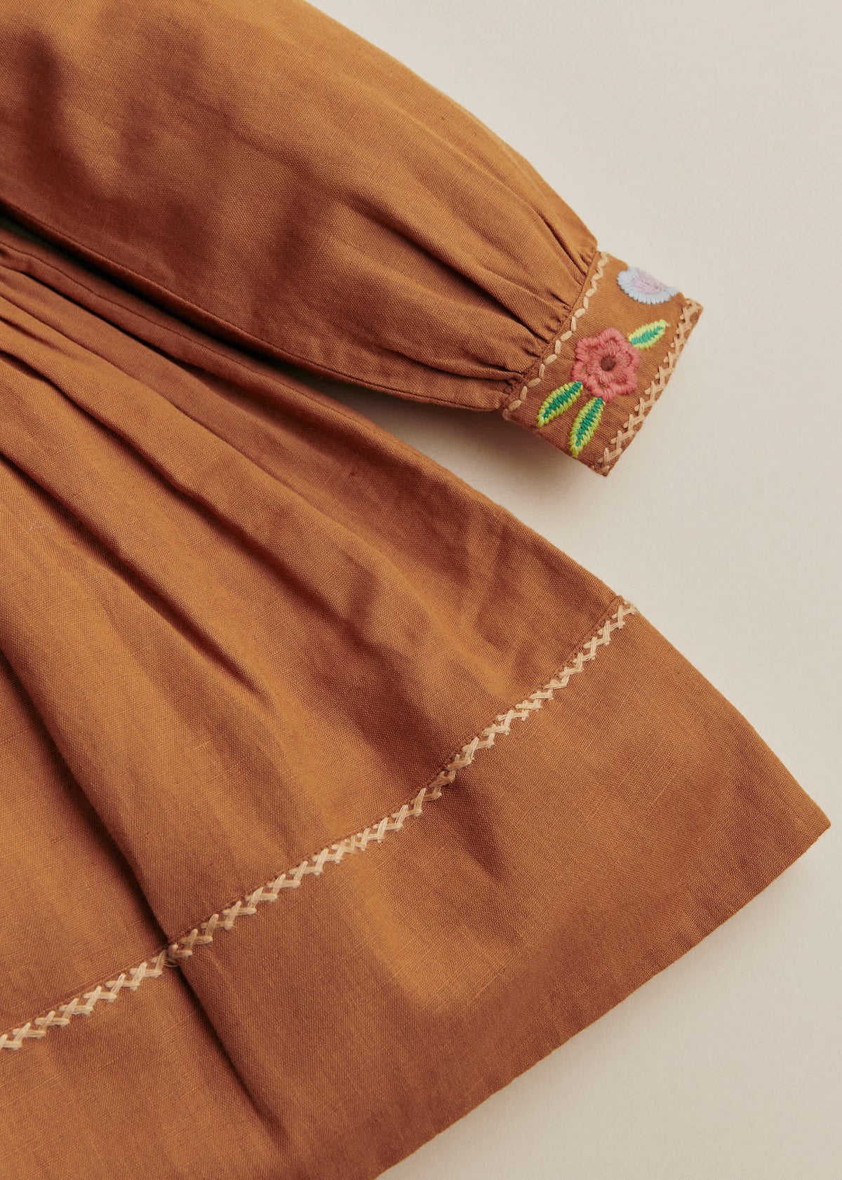 Robe Lisha - Broderie Contrastée Fond Marron