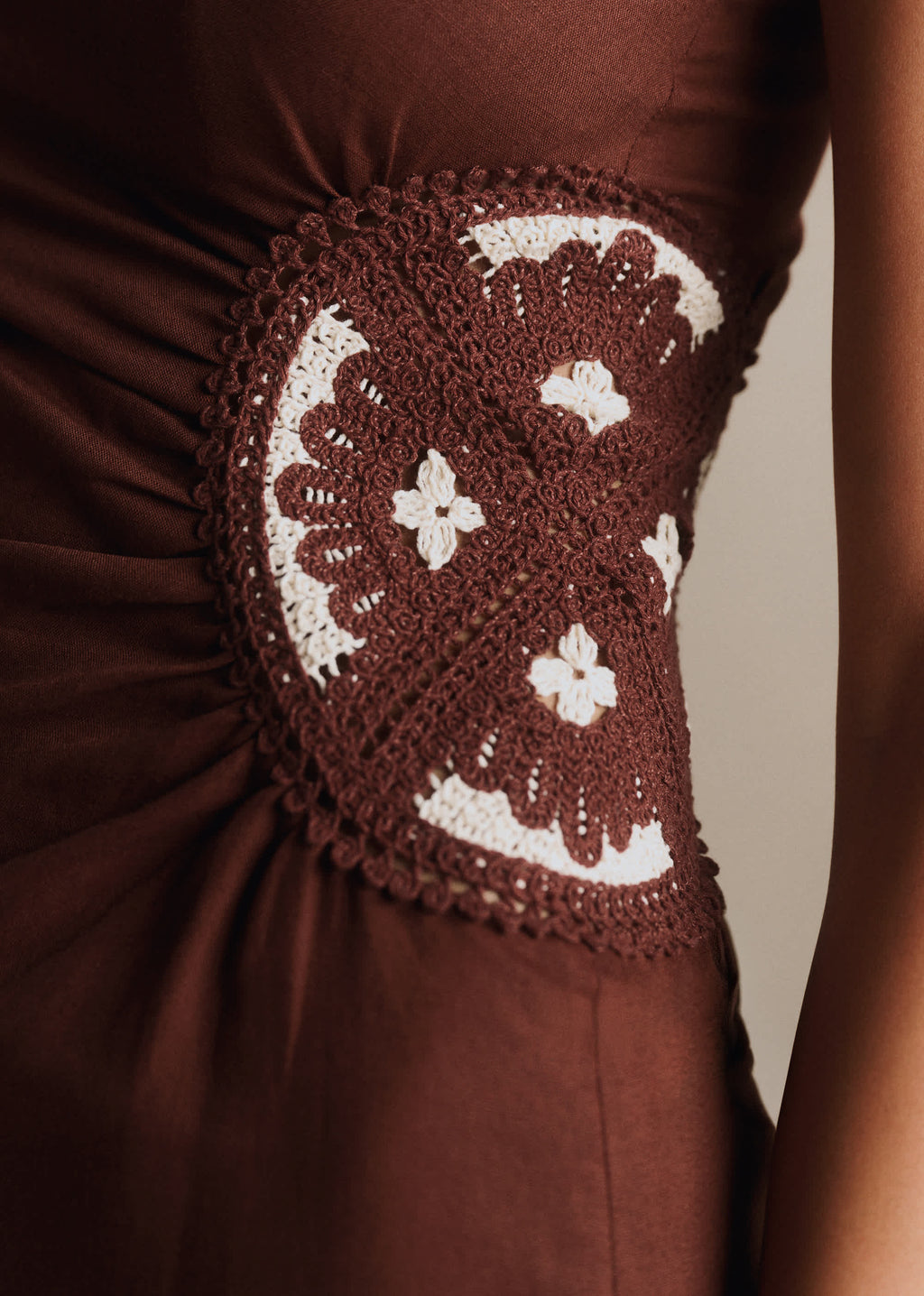 Robe Lua - Crochet crème Fond Chocolat
