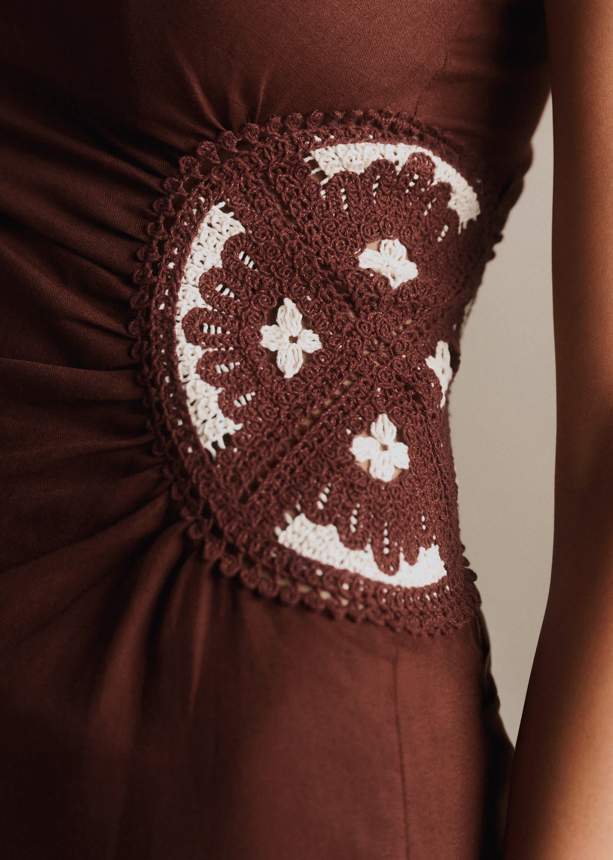 Robe Lua - Crochet crème Fond Chocolat